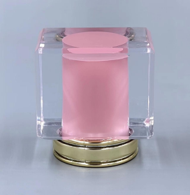 внутренний распылитель розового цвета