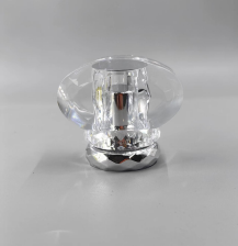 полукруглая серебристая крышка