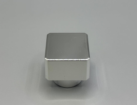 маленькая квадратная серебристая крышка