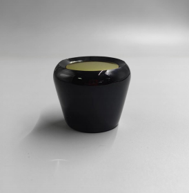 конусообразная крышка с золотистый верхом