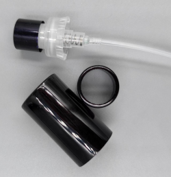 черный пластиковый распылитель и крышка